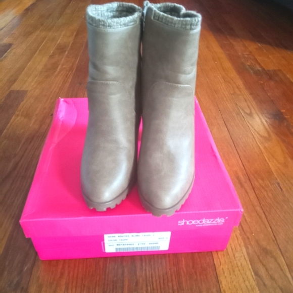 Size 9 bootie - Picture 1 of 3